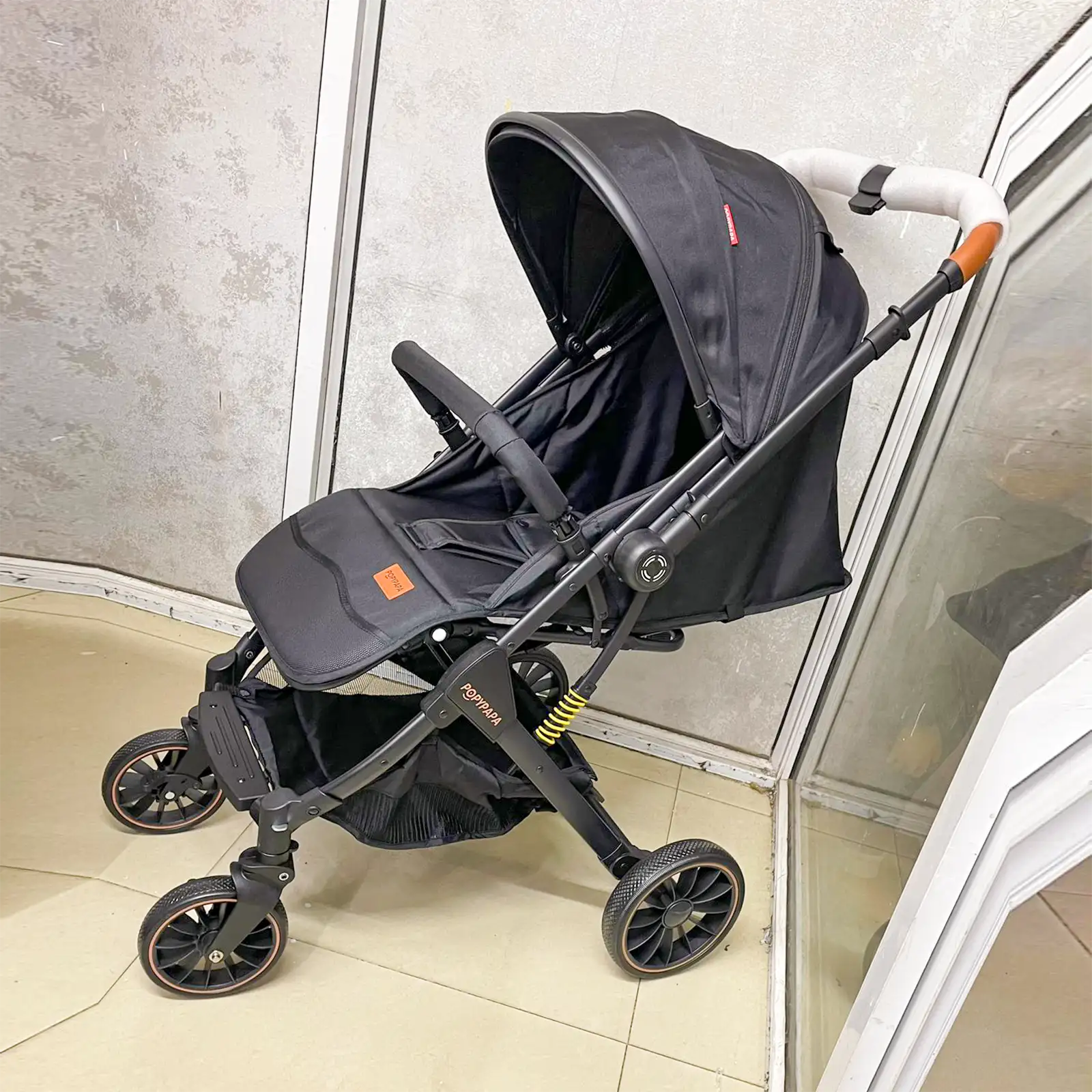 Lightweight foldable baby stroller