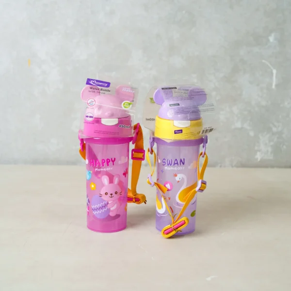 Two children's water bottles side by side—one pink with a bunny and the text "HAPPY Momeasy", and the other purple with a swan and the text "SWAN Momeasy". Both have 450ml capacity and colorful straps.
